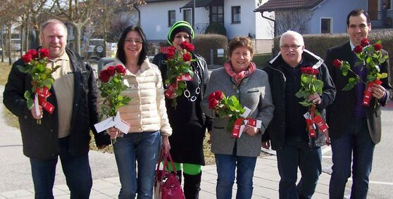 Rosen zum Weltfrauentag: Landratskandidatin Peintinger (2.v.l) mit Kandidaten der SPD - Unabhängigen Bürger