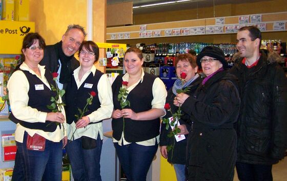 Landtagskandidat Peter Stranninger zusammen mit Mitarbeiterinnen im Fachmarktzentrum und Mitgliedern des OV-Vorstands
